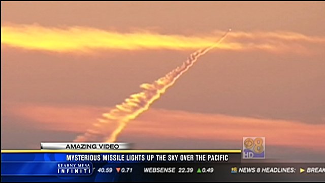 MISIL DESCONOCIDO CRUZA EL CIELO DE LOS ANGELES