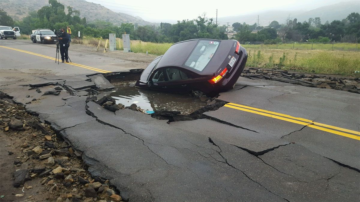 Car falls into large sinkhole in Lakeside CBS News 8 San Diego, CA