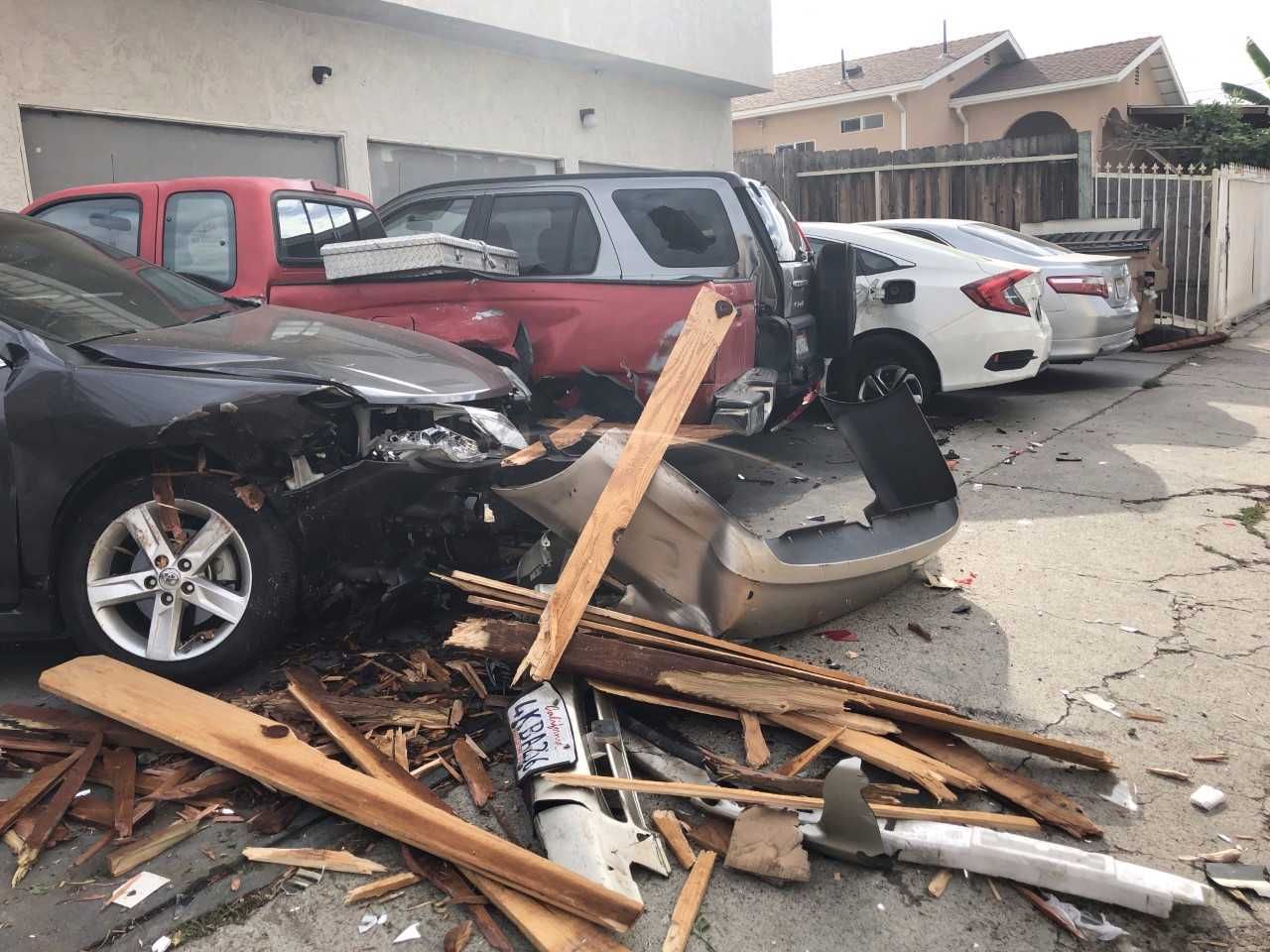 Hitandrun driver crashes into row of 4 parked cars in City Hei CBS