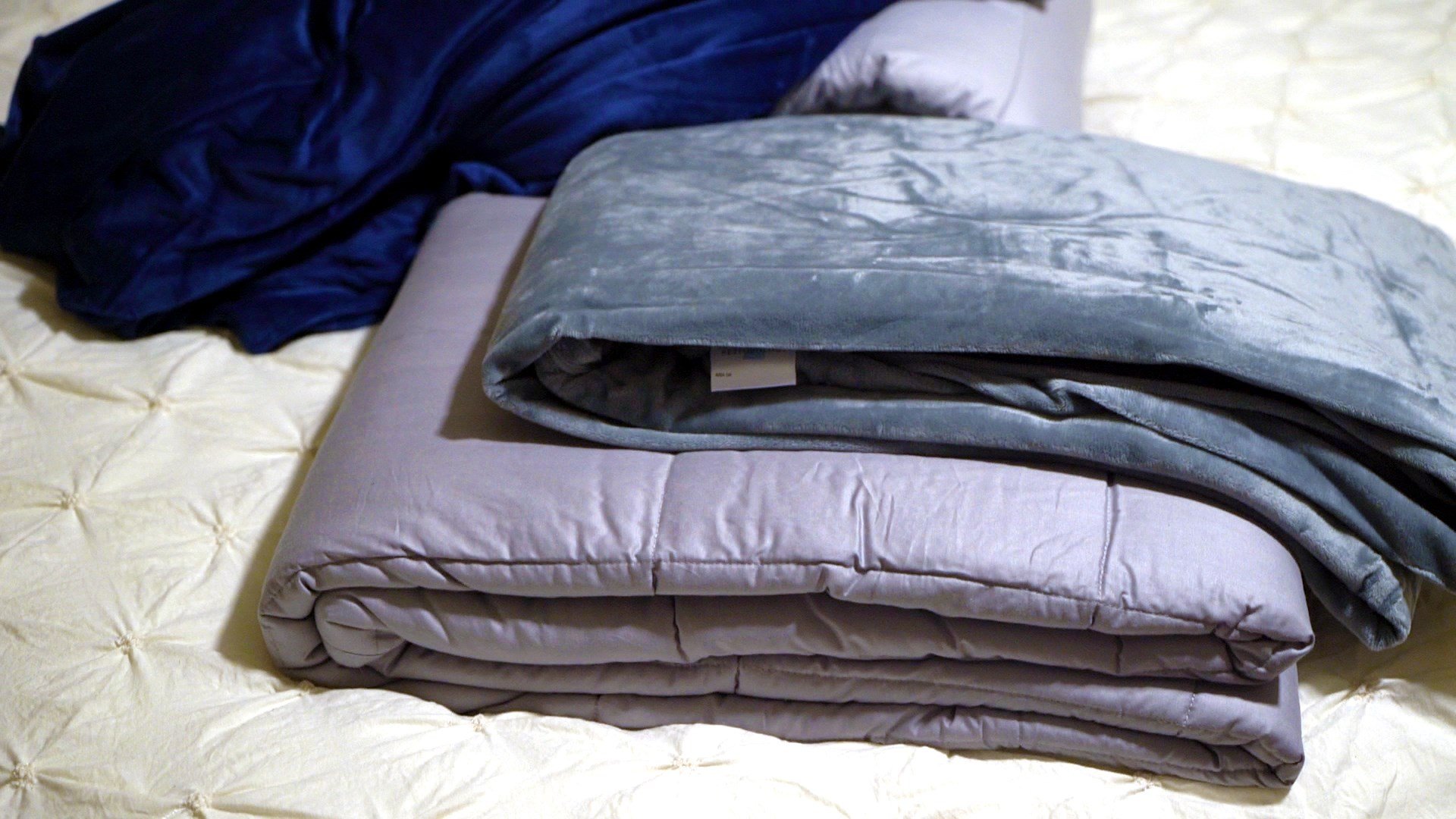 This weighted blanket can help you sleep better and save you $12 - CBS